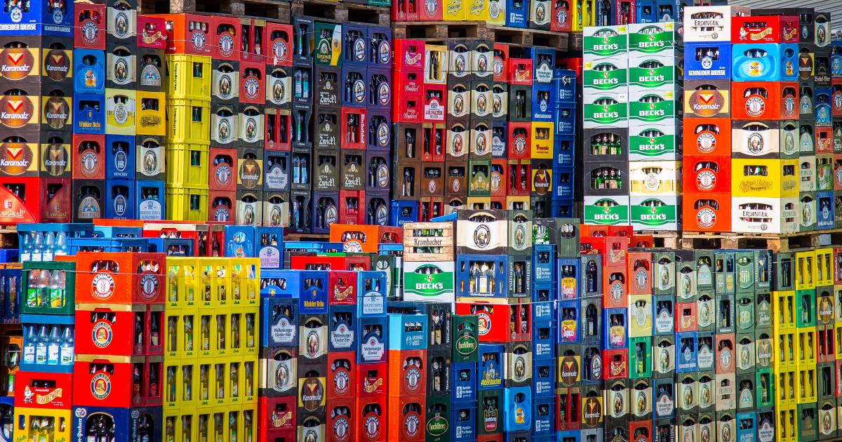 Heel veel lege kratten bier op elkaar gestapeld