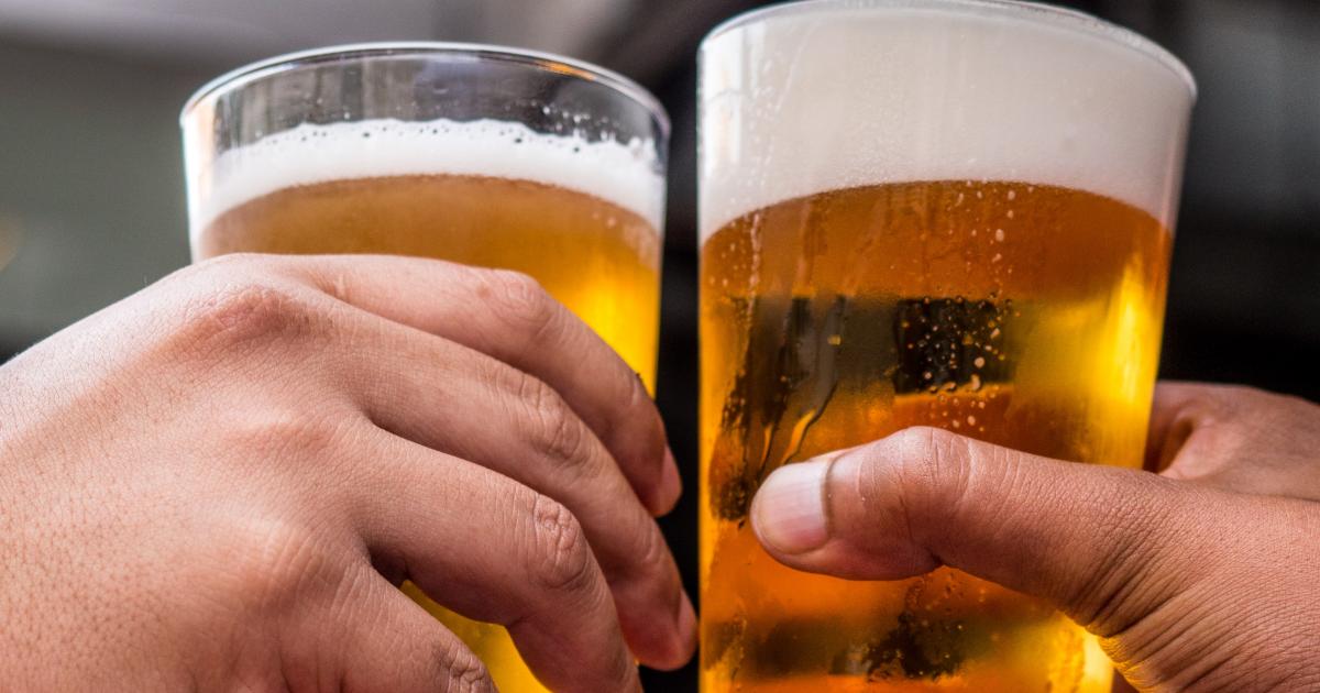 Two Beerglasses colliding, cheers!